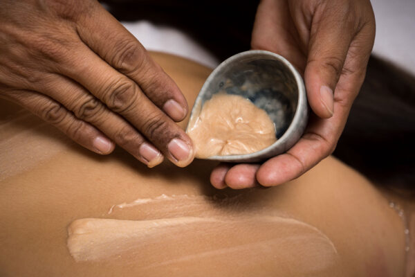 masaz-olejkiem-z-opilkami-zlota krem z opiłkami złota