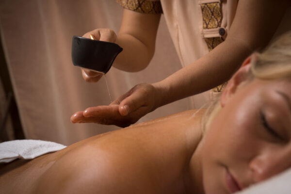 masaz-swieca lejący się olejek